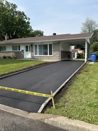 Nouvelle entrée résidentielle asphaltée à Lévis, Québec