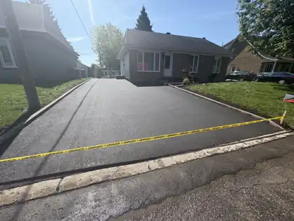 Large entrée résidentielle asphaltée à Beauport, Québec