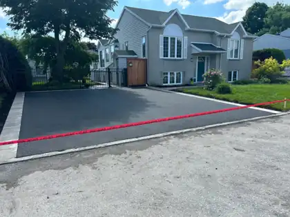 Grande entrée avec portail asphaltée à Québec