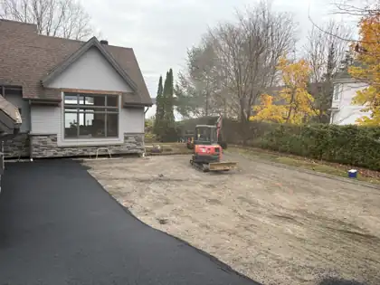 Excavation avec mini-pelle pour aménagement à Québec