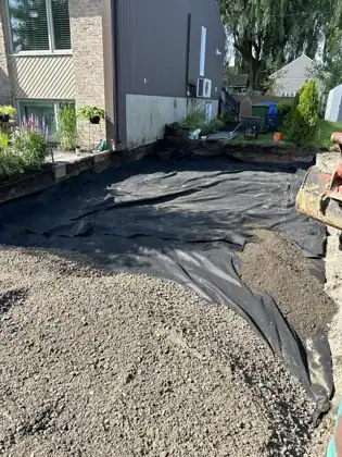 Terrassement avec membrane géotextile pour entrée à Québec