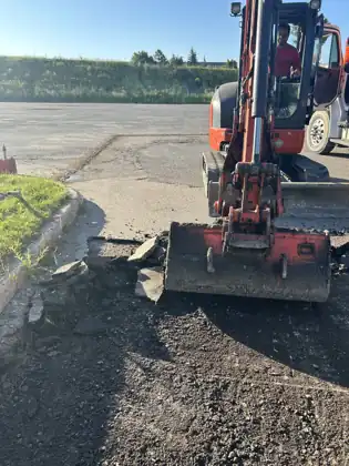 Démolition d'asphalte avec mini-excavatrice à Québec