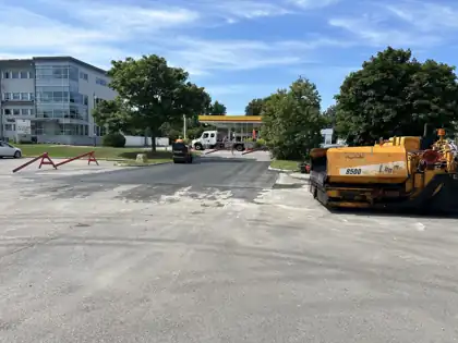 Pavage de grand stationnement commercial à Québec